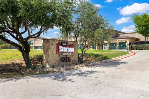Lakeway storage facility exterior view